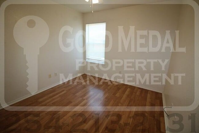 Building Photo - Charming 3-bed, 2-bath fourplex now availa...