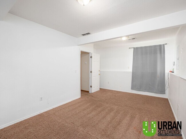 Building Photo - West Hills Gem – Space, Style & Prime Location!