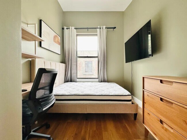 Building Photo - Furnished room/NOT APARTMENT