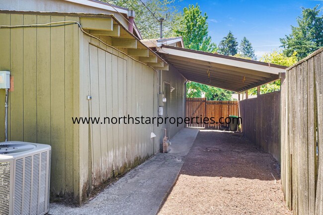 Building Photo - Quaint Lake Oswego Ranch