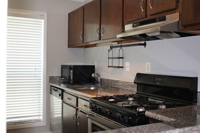 Building Photo - Just outside the perimeter at 75 and 285!