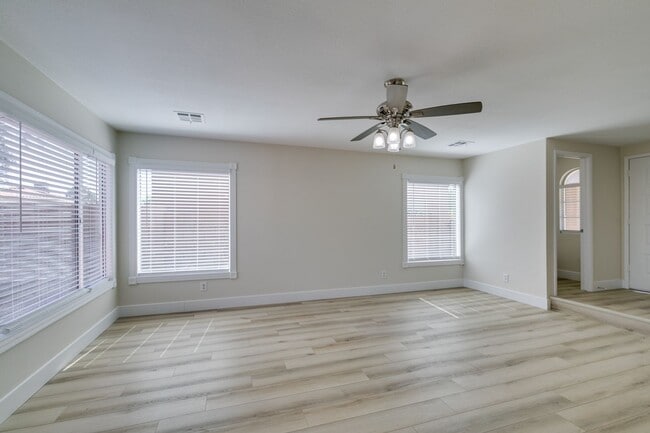 Building Photo - WHITNEY RANCH FRESHLY UPDATED 4 BEDROOM HOME WITH LARGE BACKYARD