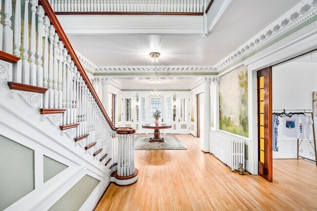 Building Photo - Beautiful 2 Bedroom/2 Bathroom First Floor Apartment in East Duluth Mansion - AVAILABLE JUNE!