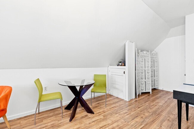 Building Photo - Tranquil loft retreat with open floorplan!...