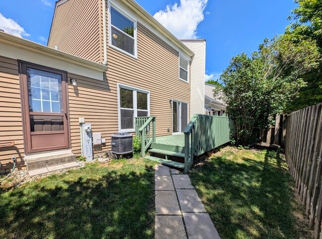 Building Photo - 1555 N Gatewood Ave
