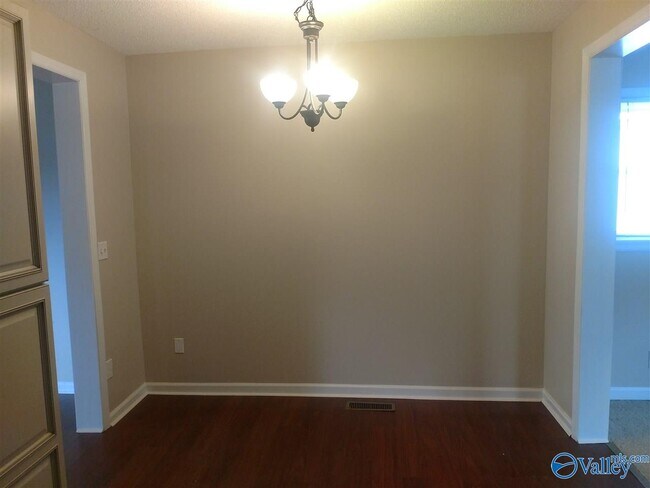 Building Photo - 2035 Vanderbilt Dr SW
