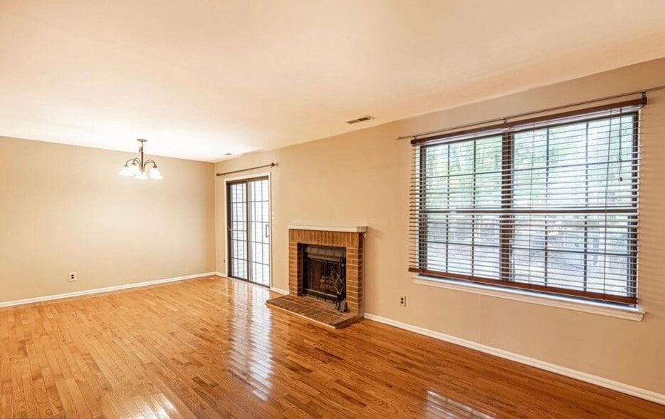 Building Photo - 8 Regent Ct