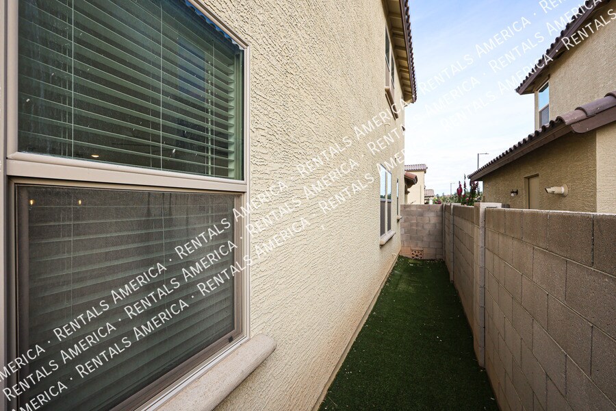 Building Photo - 16215 W Camino de Oro