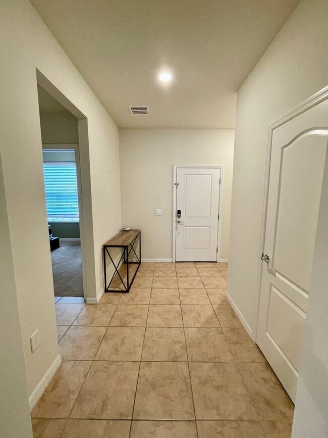Building Photo - Spacious 5-Bed / 4.5-Bath Townhome w/ Private Pool & Sundeck in Gated Oakmont at Solterra Near Di...