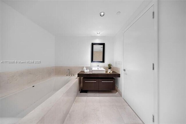 Building Photo - 17121 Collins Ave