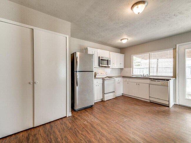 Building Photo - 502 Wildflower Dr
