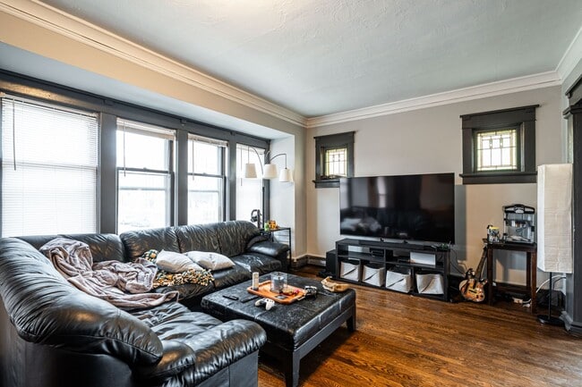 Building Photo - Kenwood flat across from UWM