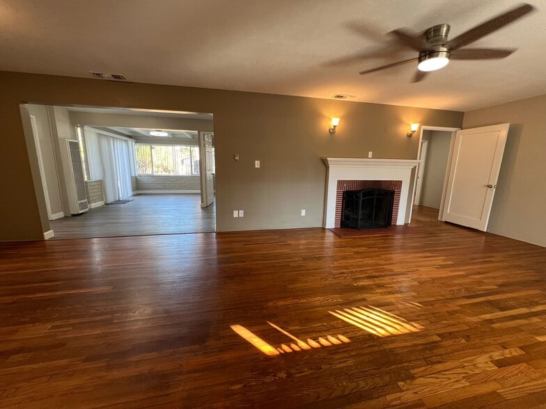 Building Photo - 4015 Calavo Dr