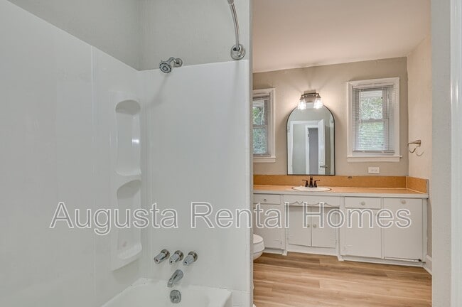 Building Photo - 323 Pineview Dr