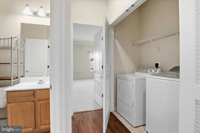 Building Photo - 4604 Carisbrooke Ln