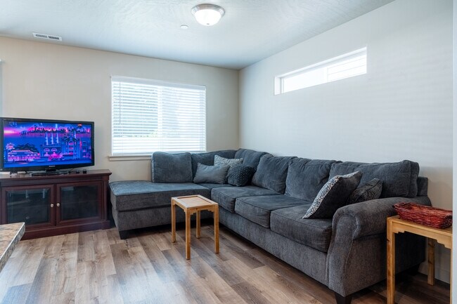 Building Photo - 5784 W Albany Pl