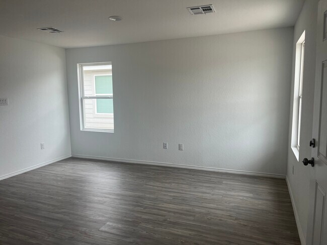 Building Photo - 13850 Llama Pl