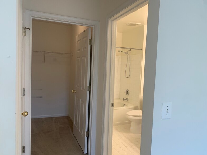 Building Photo - 7000 Falls Reach Dr