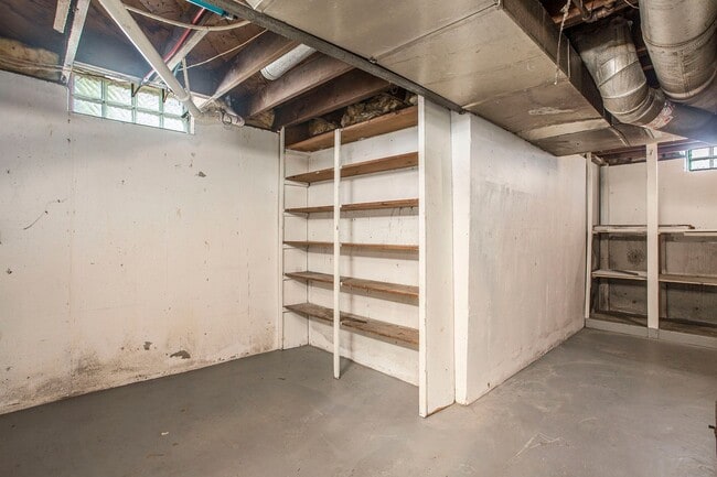 Building Photo - AVAILABLE MID-JULY!! 3 Bedroom, 1.5 Single...