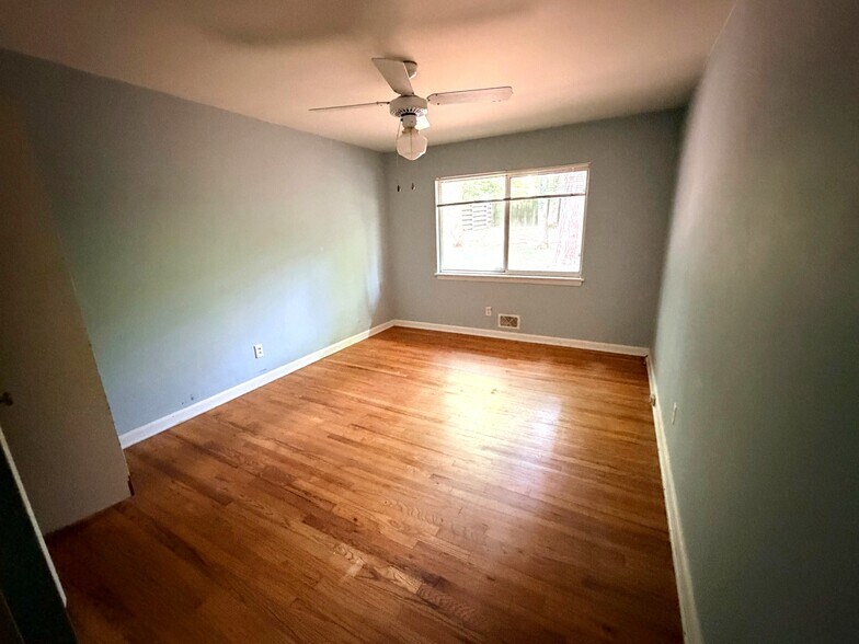 Building Photo - 1373 Markan Dr NE