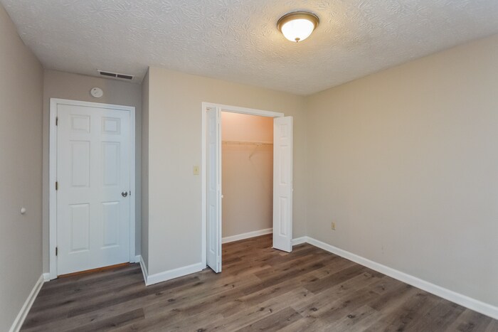 Building Photo - 301 Clubland Cir SE