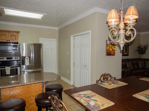 Building Photo - 617 E School St