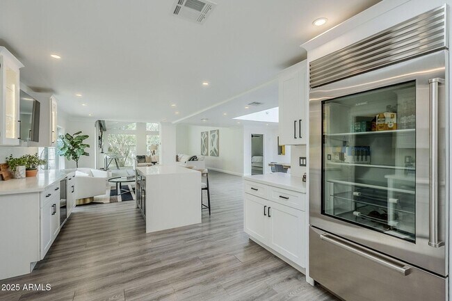 Building Photo - 7322 E Sierra Vista Dr