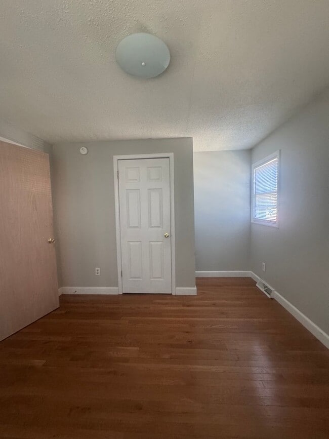 Building Photo - 5 BED / 2 BA home right next to Memorial S...