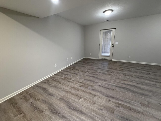 Building Photo - 208 Jackal Dr