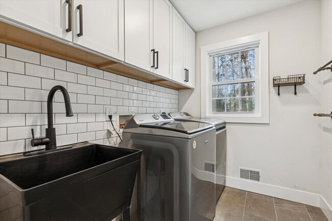 Building Photo - Stunning Renovated 5-Bedroom Exton Home – 6-Month Lease, Gourmet Kitchen & Walkout Basement