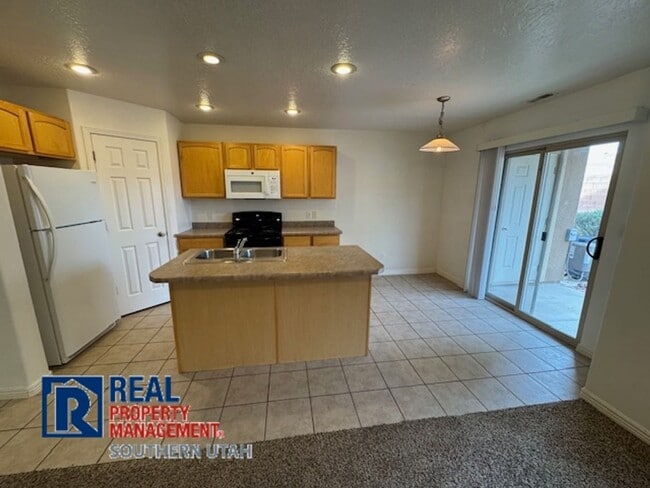 Building Photo - Spacious Townhome in Hidden Valley