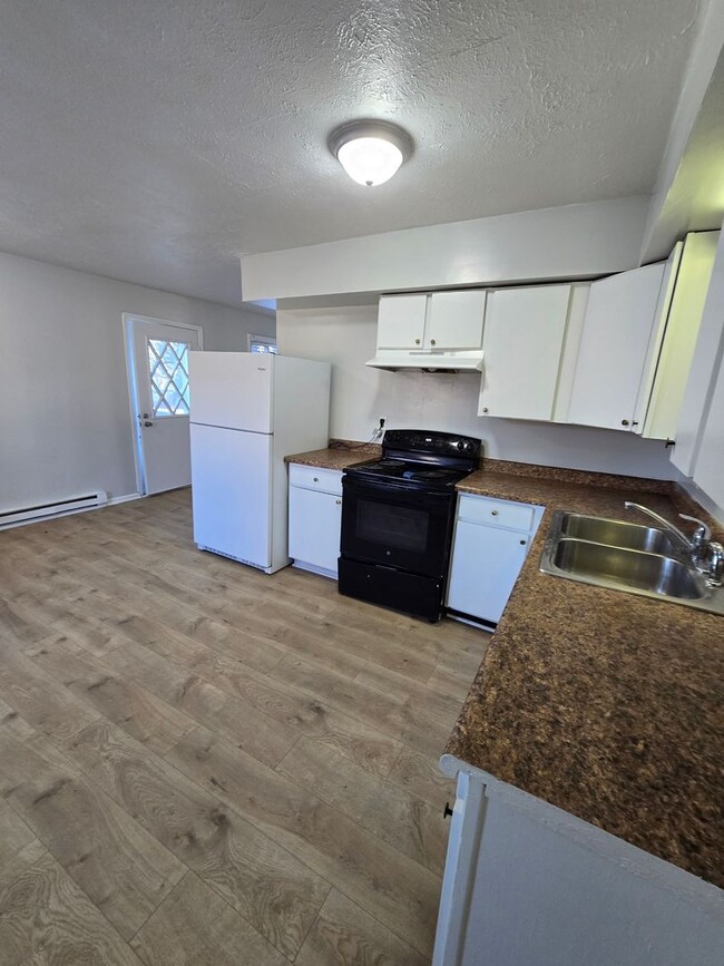 Building Photo - SPACIOUS THREE BEDROOM HOME LOCATED NEAR 2...