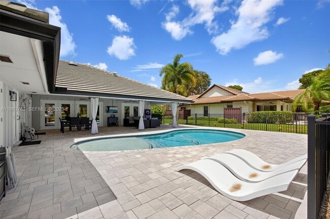 Building Photo - 15 Balfour Rd E