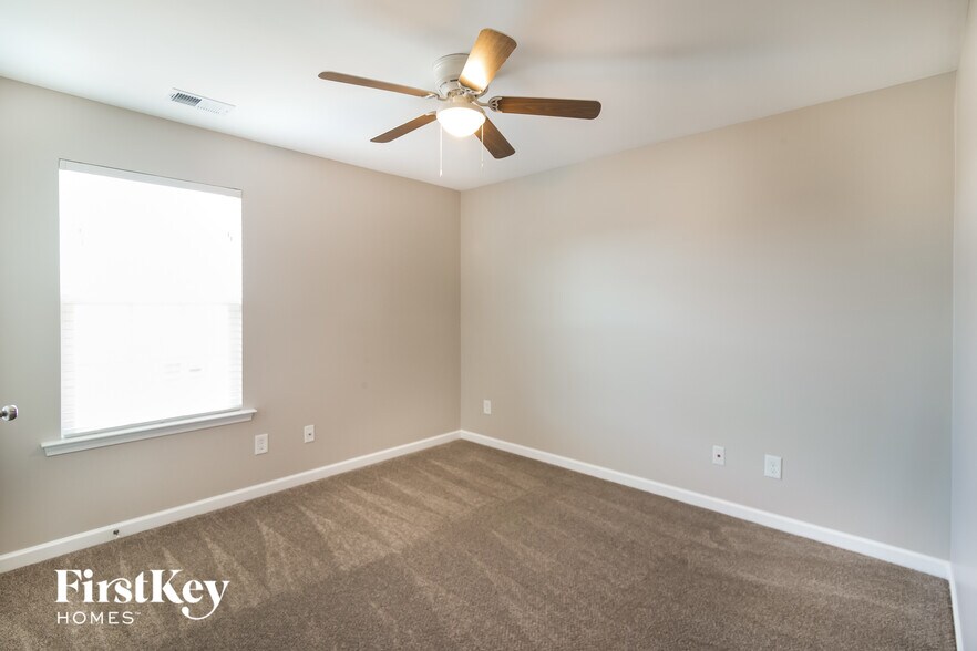 Building Photo - 208 Longford Dr
