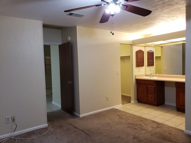 Building Photo - 2 Bedroom for rent January 2026 in NE Tall...