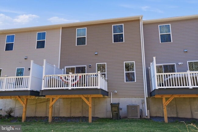 Building Photo - 60 Pratt Ln