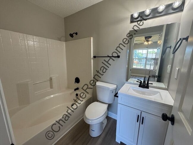 Building Photo - Updated ranch home near uptown!