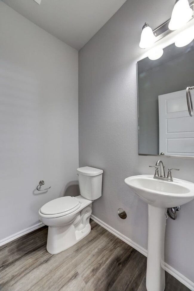 Building Photo - Luxury 4 Bed / 2.5 Bath Townhome Near Downtown | Bonus Office