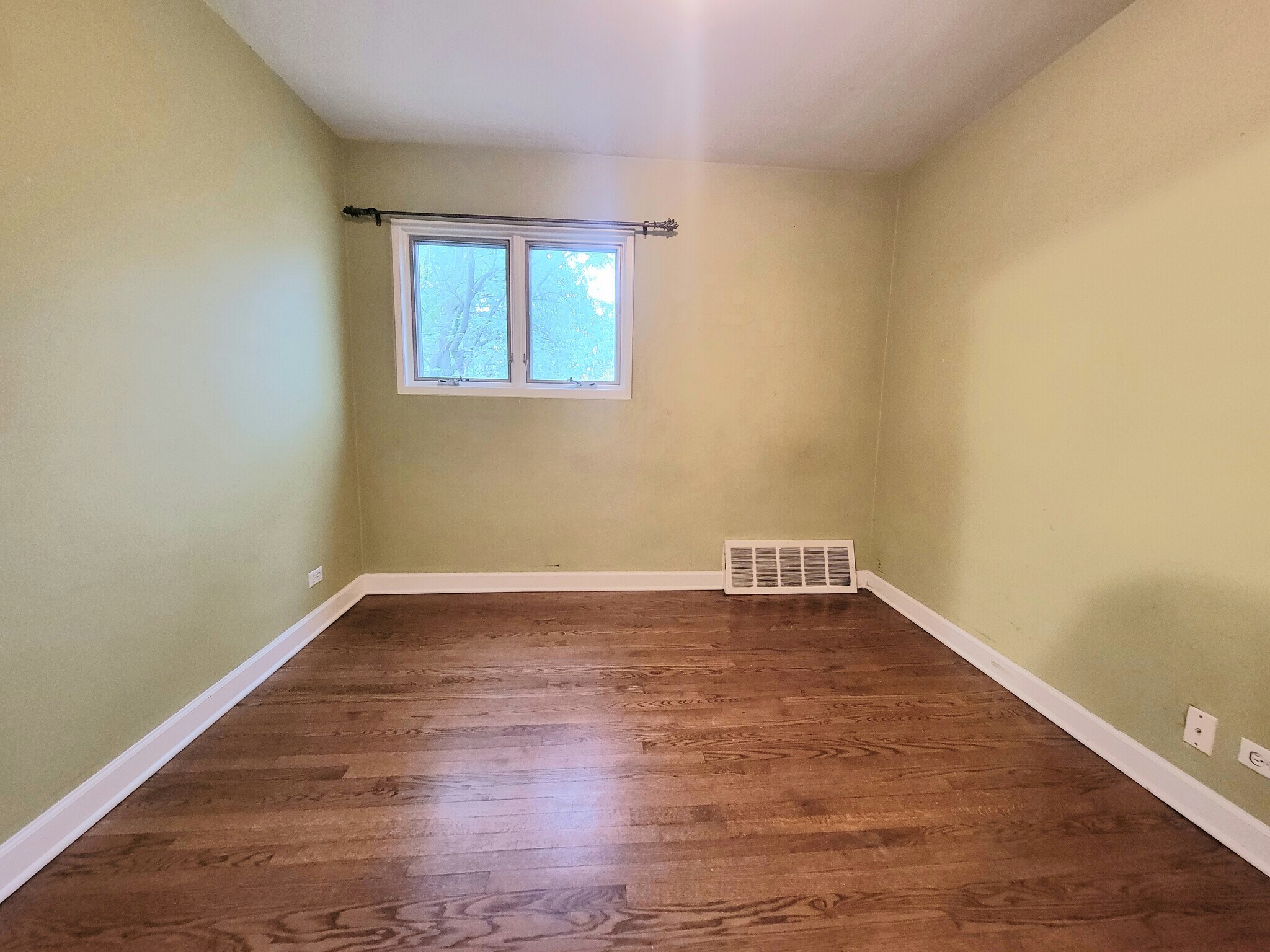Bedroom 2 - 8029 Lake St