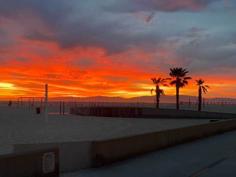 Building Photo - 114 The Strand