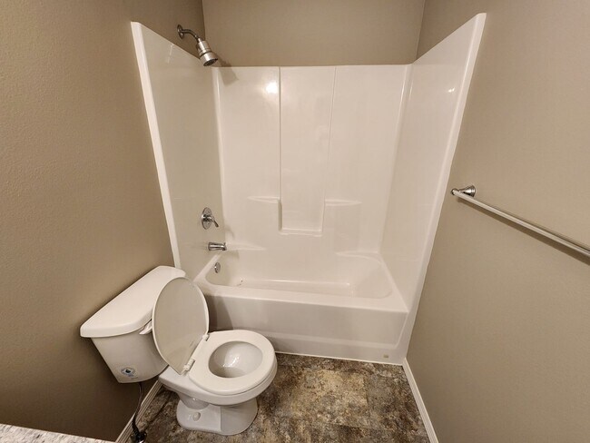 Building Photo - Spacious 3-Bedroom, 2-Bathroom Home AVAILA...