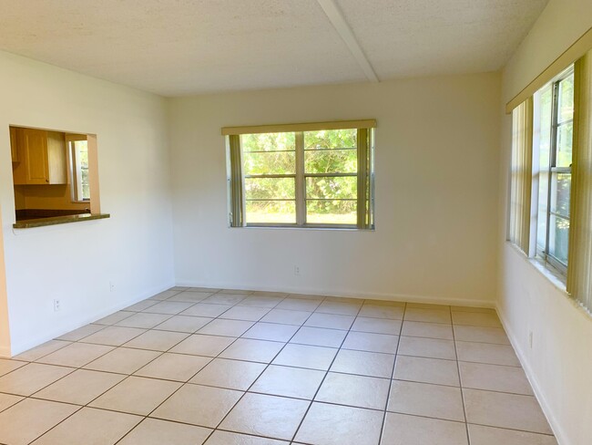 Building Photo - 39 Sussex B