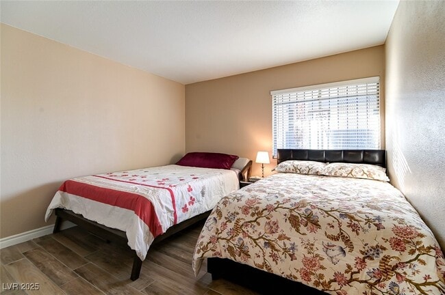 Building Photo - 1440 E Vegas Valley Dr