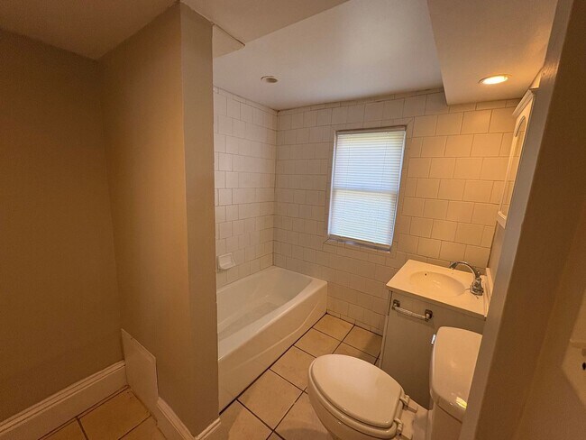 Building Photo - 3846 Ridge Ave