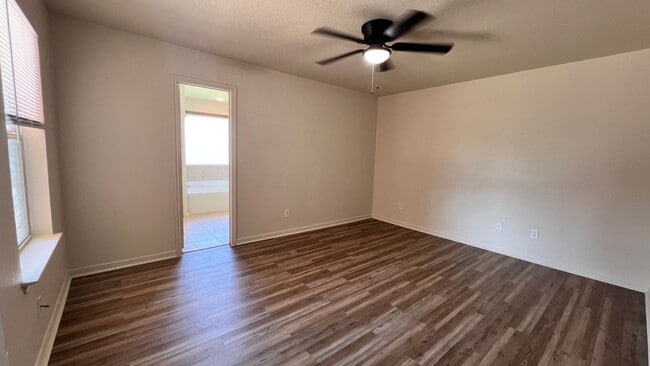 Building Photo - Newly Remodeled 4 Br 2 Bath off Stan Schlu...