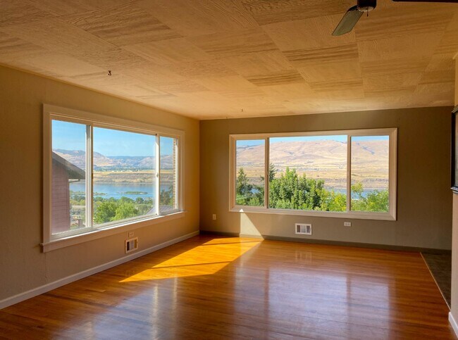 Building Photo - Home With Amazing River Views!