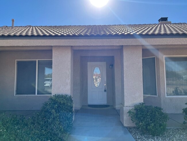 Building Photo - 3 bedroom, 2 bathroom in Apple Valley!