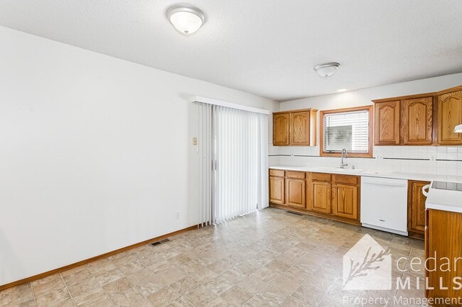 Building Photo - 3 BED, 3 BATH DOUGLAS AND MAIZE