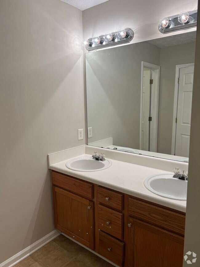 Building Photo - Adorable 3 Bedroom, 2 1/2 Bath