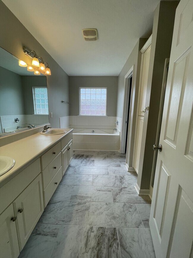 Building Photo - 2068 Lake Forest Dr